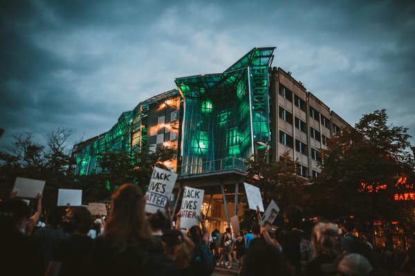 Astuce naturelle : faire grossir sa poitrine avec du citron